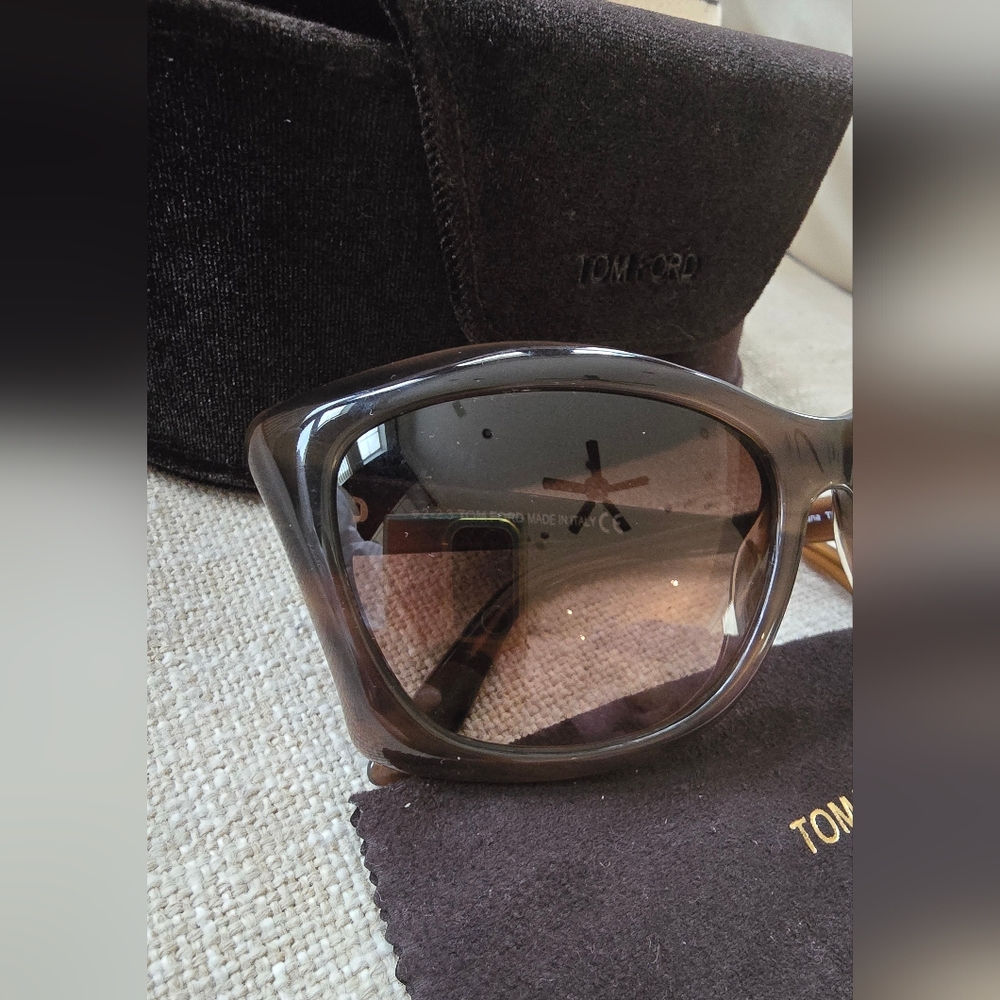 🌟 (SOLD) TOM FORD "LANA" Cat-eye Sunglasses w/ Case - Authentic, Like New - Picture 5 of 12